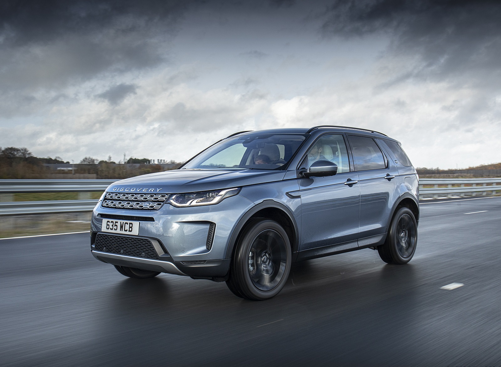 2021 Land Rover Discovery Sport P300e PHEV Front Three-Quarter Wallpapers (1). Download Wallpaper