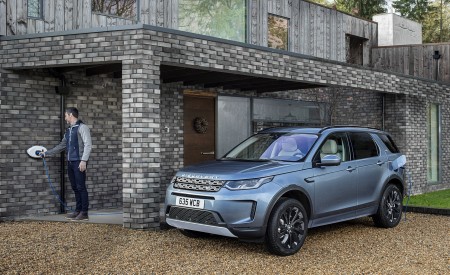 2021 Land Rover Discovery Sport P300e PHEV Front Three-Quarter Wallpapers 450x275 (5)
