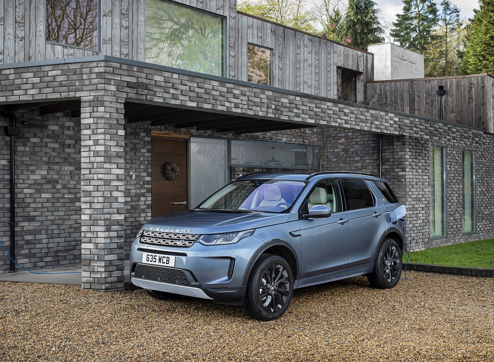 2021 Land Rover Discovery Sport P300e PHEV Front Three-Quarter Wallpapers #4 of 16