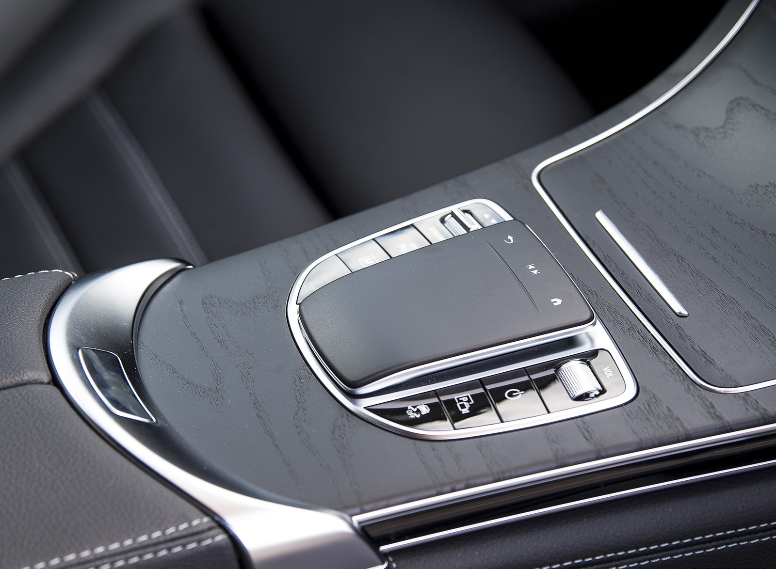 2021 Mercedes-Benz GLC 300 e Plug-In Hybrid (UK-Spec) Central Console Wallpapers #73 of 84