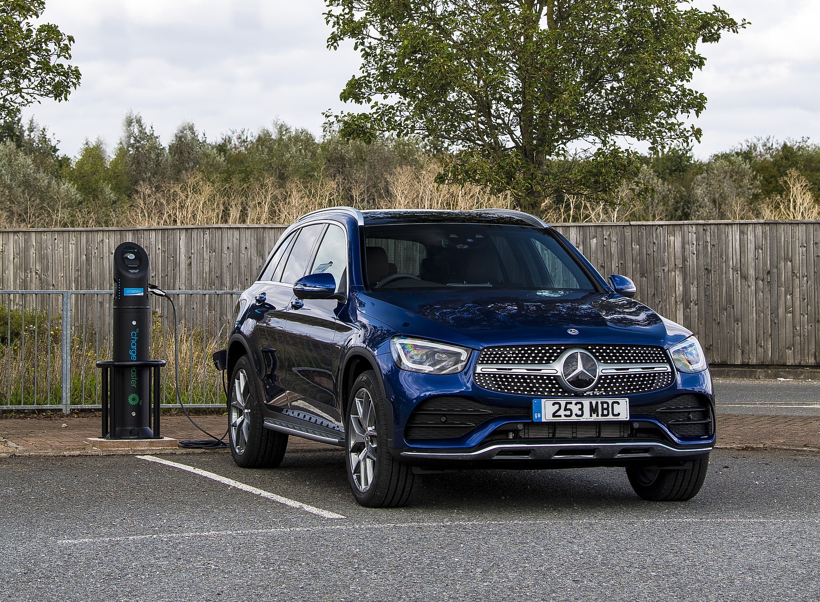 2021 Mercedes-Benz GLC 300 e Plug-In Hybrid (UK-Spec) Charging Wallpapers #45 of 84