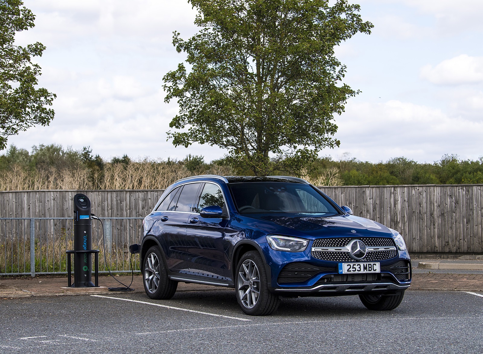 2021 Mercedes-Benz GLC 300 e Plug-In Hybrid (UK-Spec) Charging Wallpapers #44 of 84