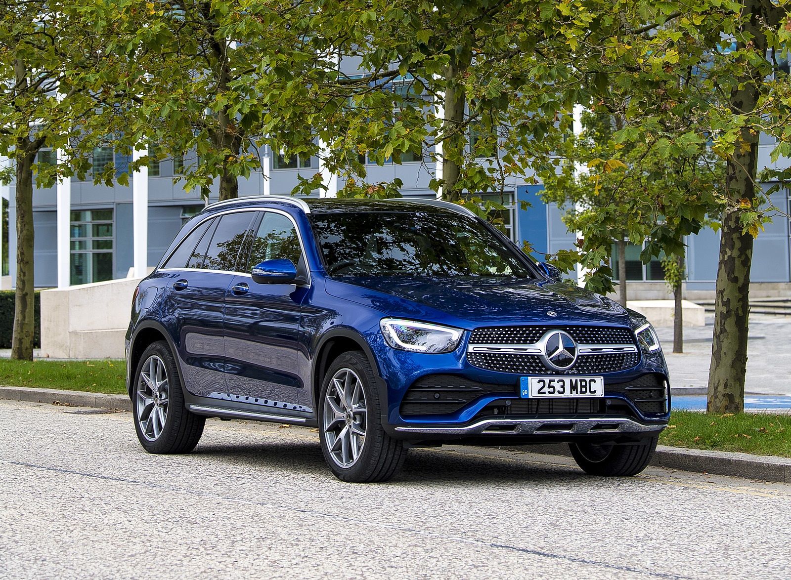2021 Mercedes-Benz GLC 300 e Plug-In Hybrid (UK-Spec) Front Three-Quarter Wallpapers #36 of 84