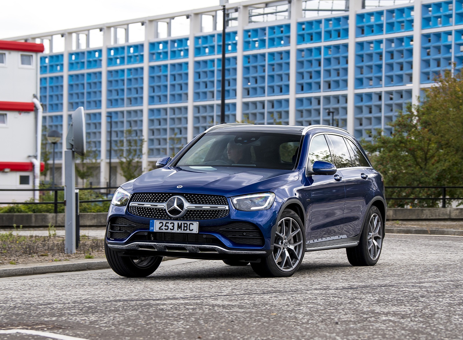 2021 Mercedes-Benz GLC 300 e Plug-In Hybrid (UK-Spec) Front Three-Quarter Wallpapers  #25 of 84