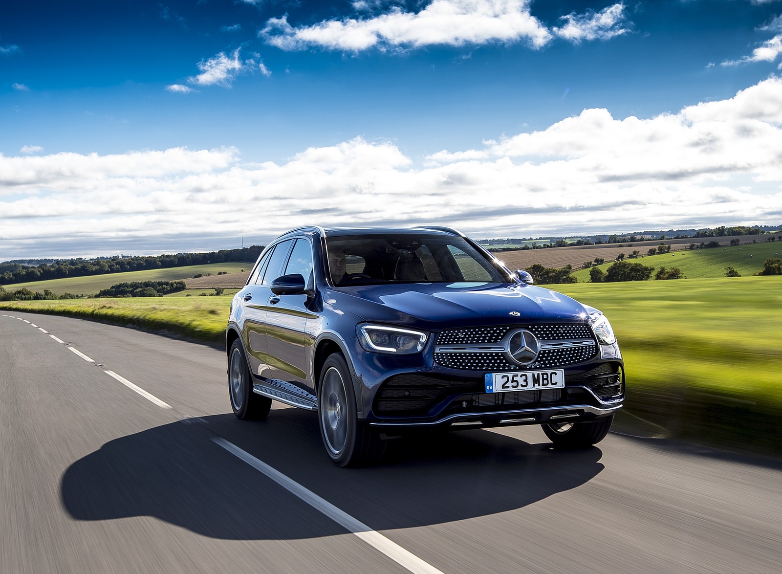 2021 Mercedes-Benz GLC 300 e Plug-In Hybrid (UK-Spec) Front Three-Quarter Wallpapers #9 of 84