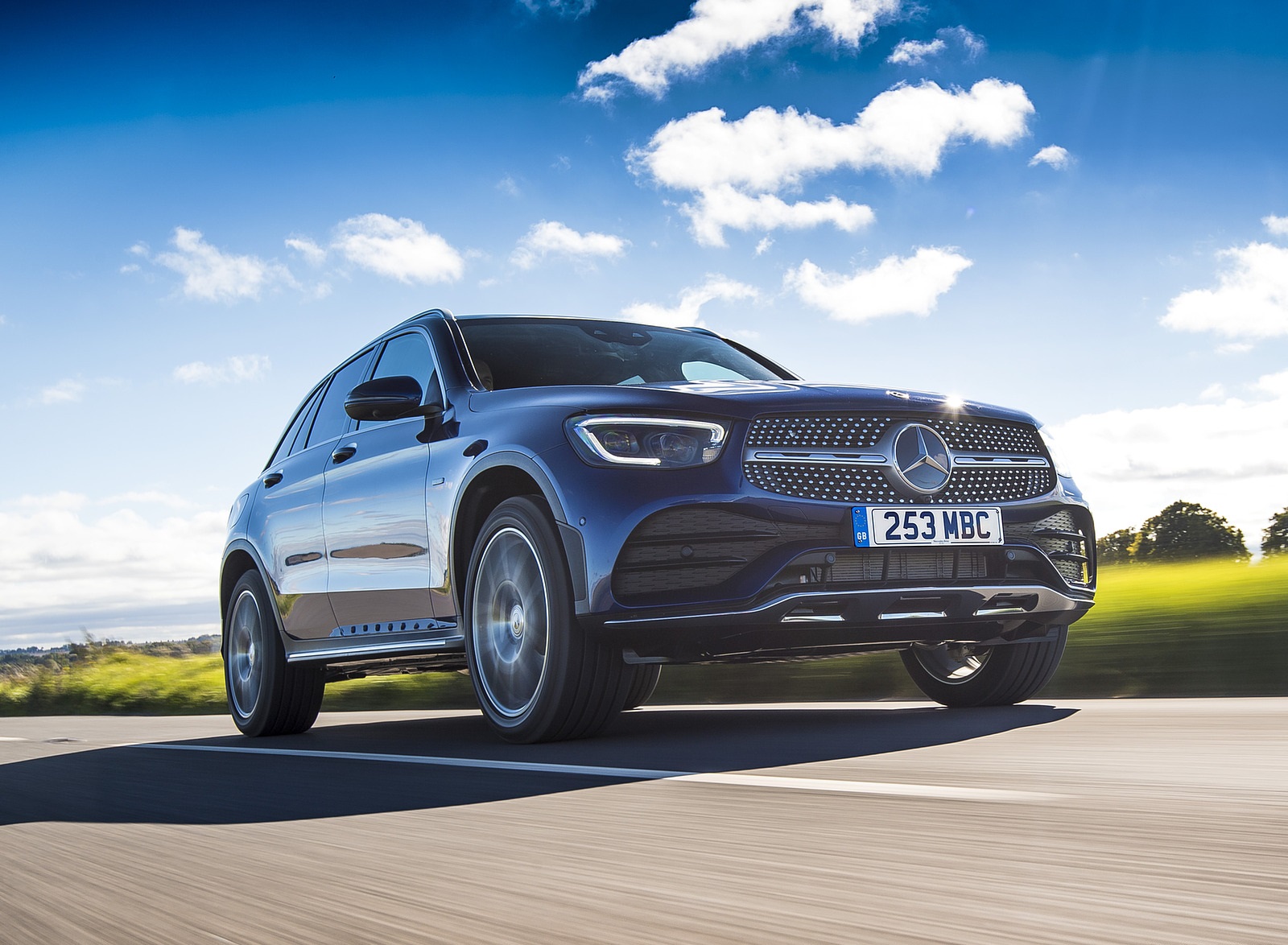 2021 Mercedes-Benz GLC 300 e Plug-In Hybrid (UK-Spec) Front Three-Quarter Wallpapers (2)