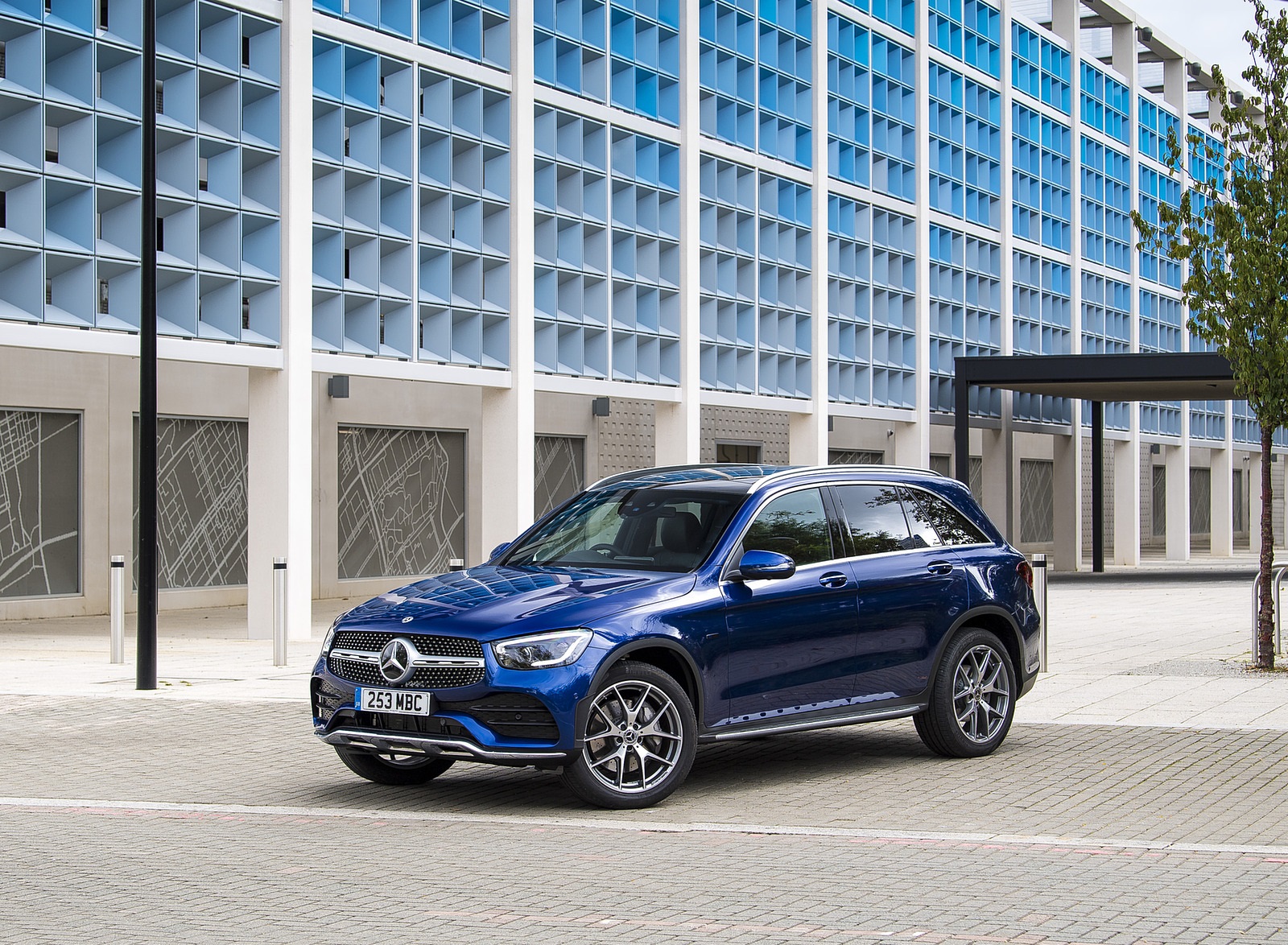 2021 Mercedes-Benz GLC 300 e Plug-In Hybrid (UK-Spec) Front Three-Quarter Wallpapers #37 of 84