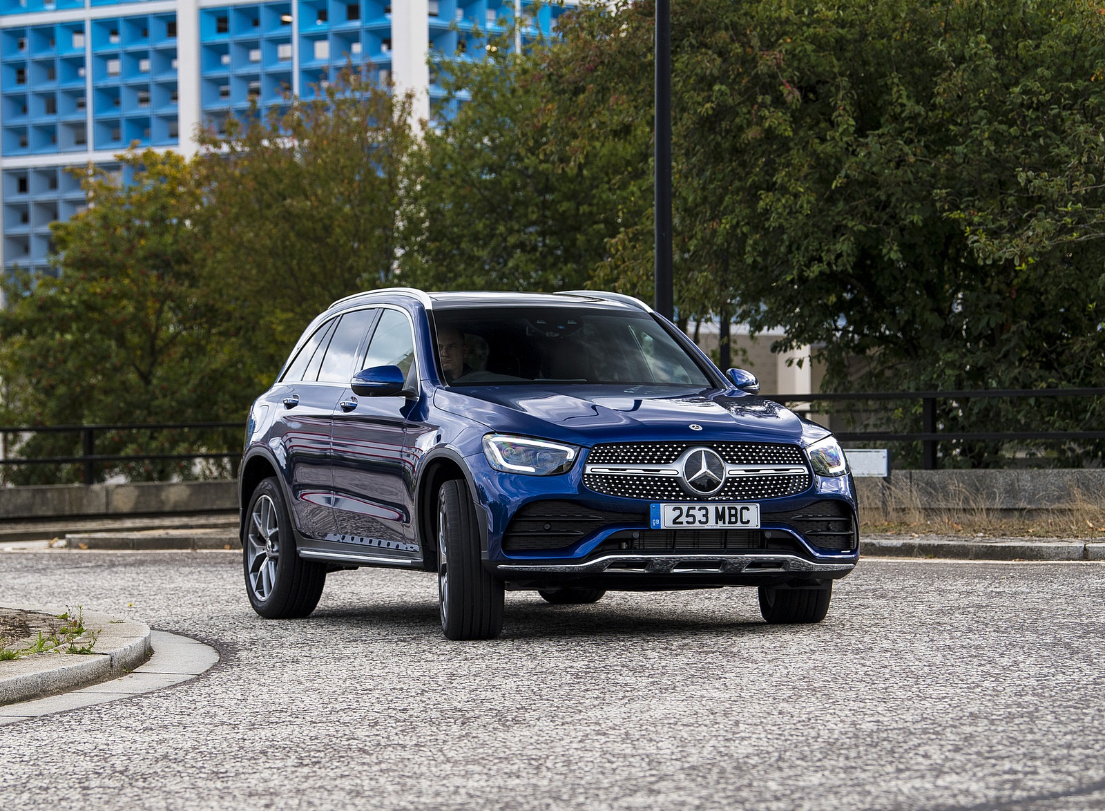 2021 Mercedes-Benz GLC 300 e Plug-In Hybrid (UK-Spec) Front Three-Quarter Wallpapers #26 of 84