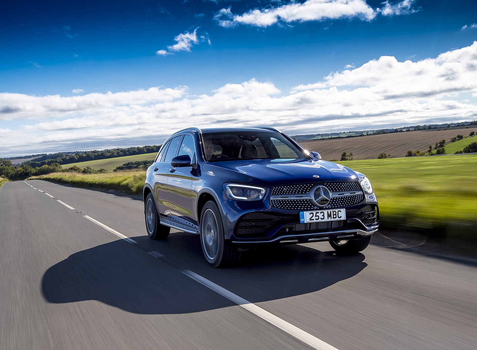 2021 Mercedes-Benz GLC 300 e Plug-In Hybrid (UK-Spec) Front Three-Quarter Wallpapers #10 of 84