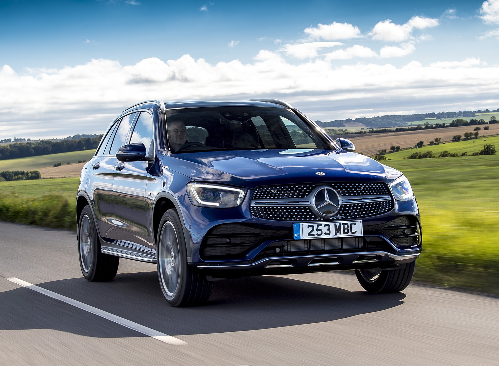 2021 Mercedes-Benz GLC 300 e Plug-In Hybrid (UK-Spec) Front Three-Quarter Wallpapers #4 of 84