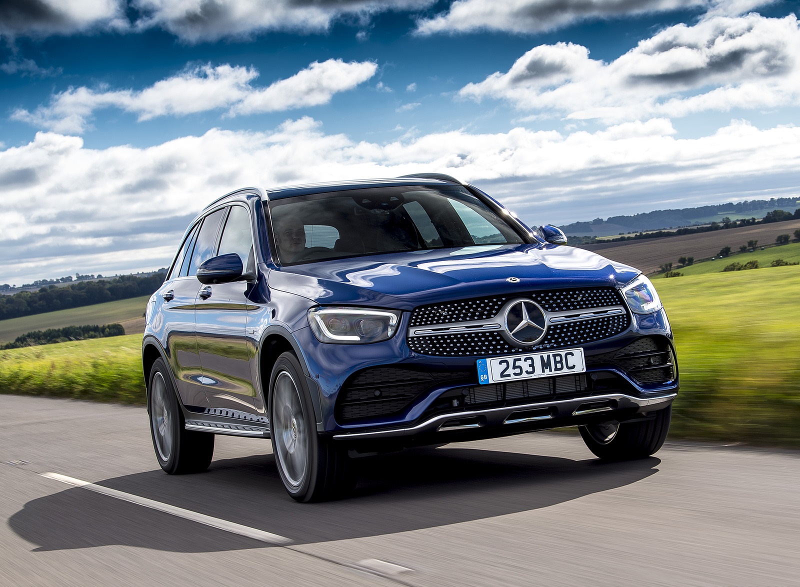 2021 Mercedes-Benz GLC 300 e Plug-In Hybrid (UK-Spec) Front Three-Quarter Wallpapers #5 of 84