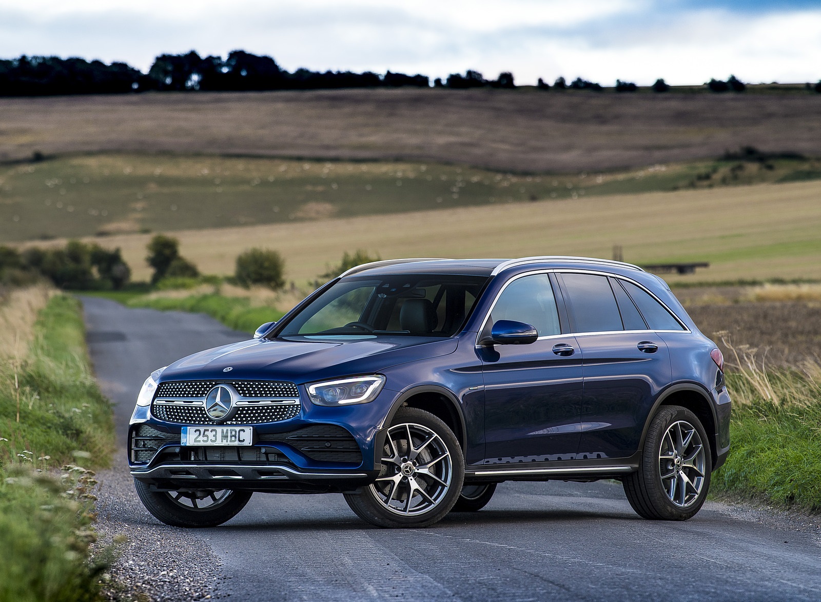 2021 Mercedes-Benz GLC 300 e Plug-In Hybrid (UK-Spec) Front Three-Quarter Wallpapers #40 of 84