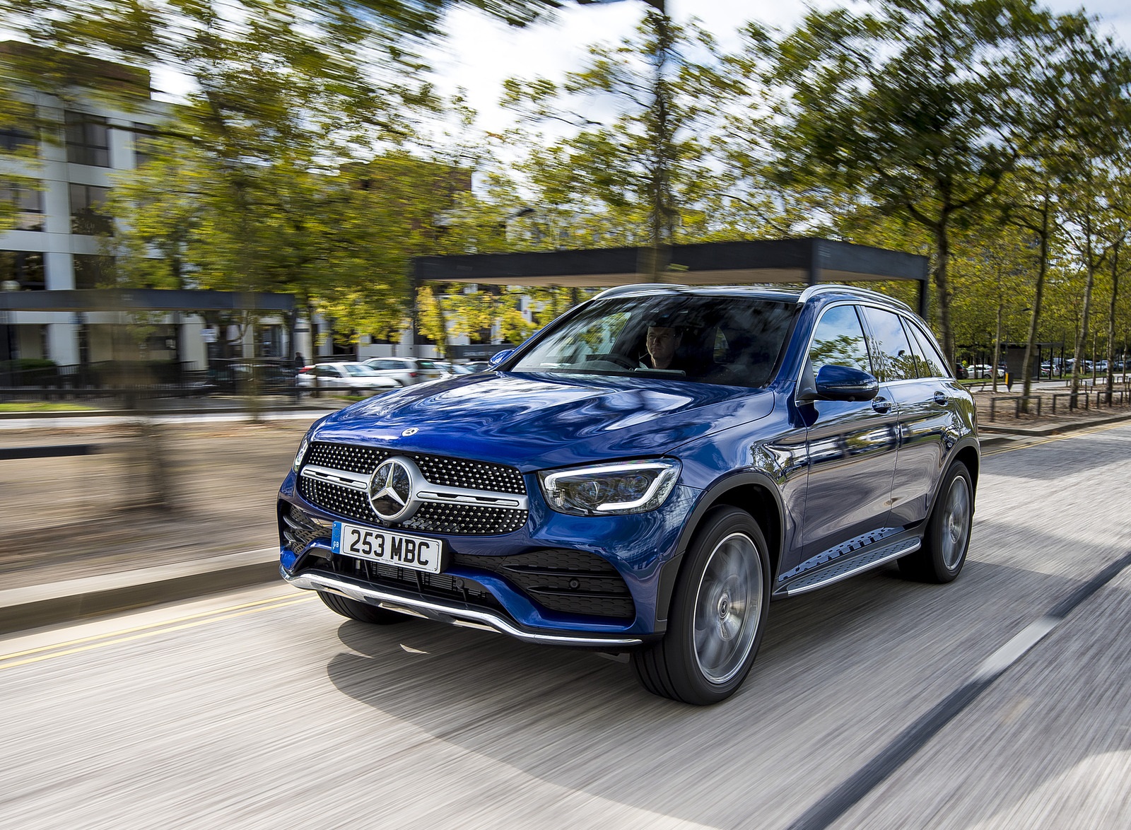 2021 Mercedes-Benz GLC 300 e Plug-In Hybrid (UK-Spec) Front Three-Quarter Wallpapers #30 of 84