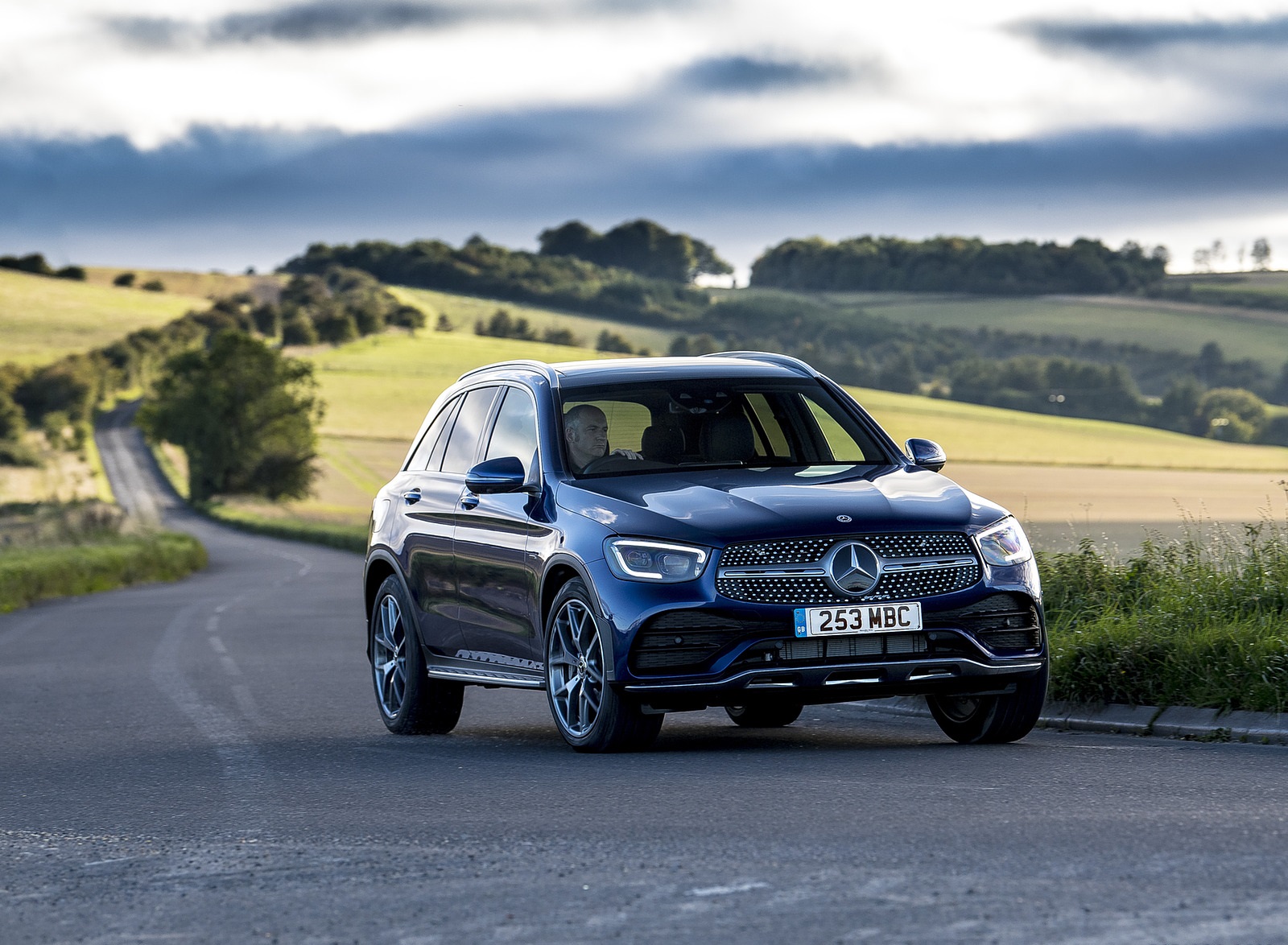 2021 Mercedes-Benz GLC 300 e Plug-In Hybrid (UK-Spec) Front Three-Quarter Wallpapers #23 of 84