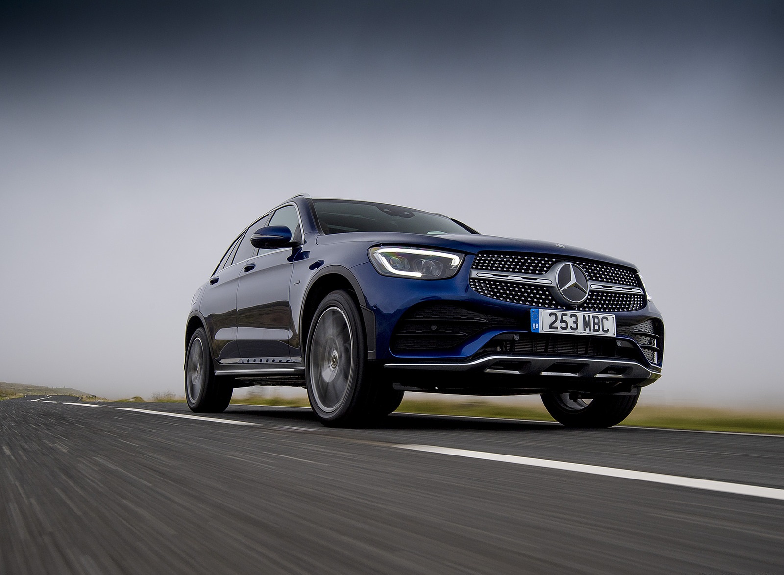 2021 Mercedes-Benz GLC 300 e Plug-In Hybrid (UK-Spec) Front Wallpapers #18 of 84