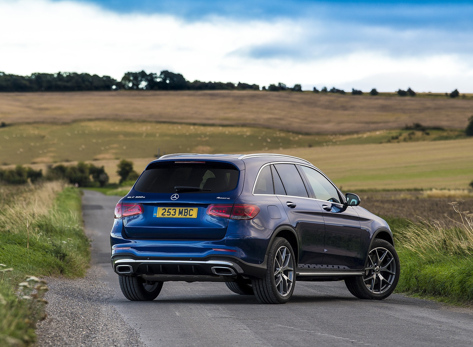 2021 Mercedes-Benz GLC 300 e Plug-In Hybrid (UK-Spec) Rear Three-Quarter Wallpapers #42 of 84