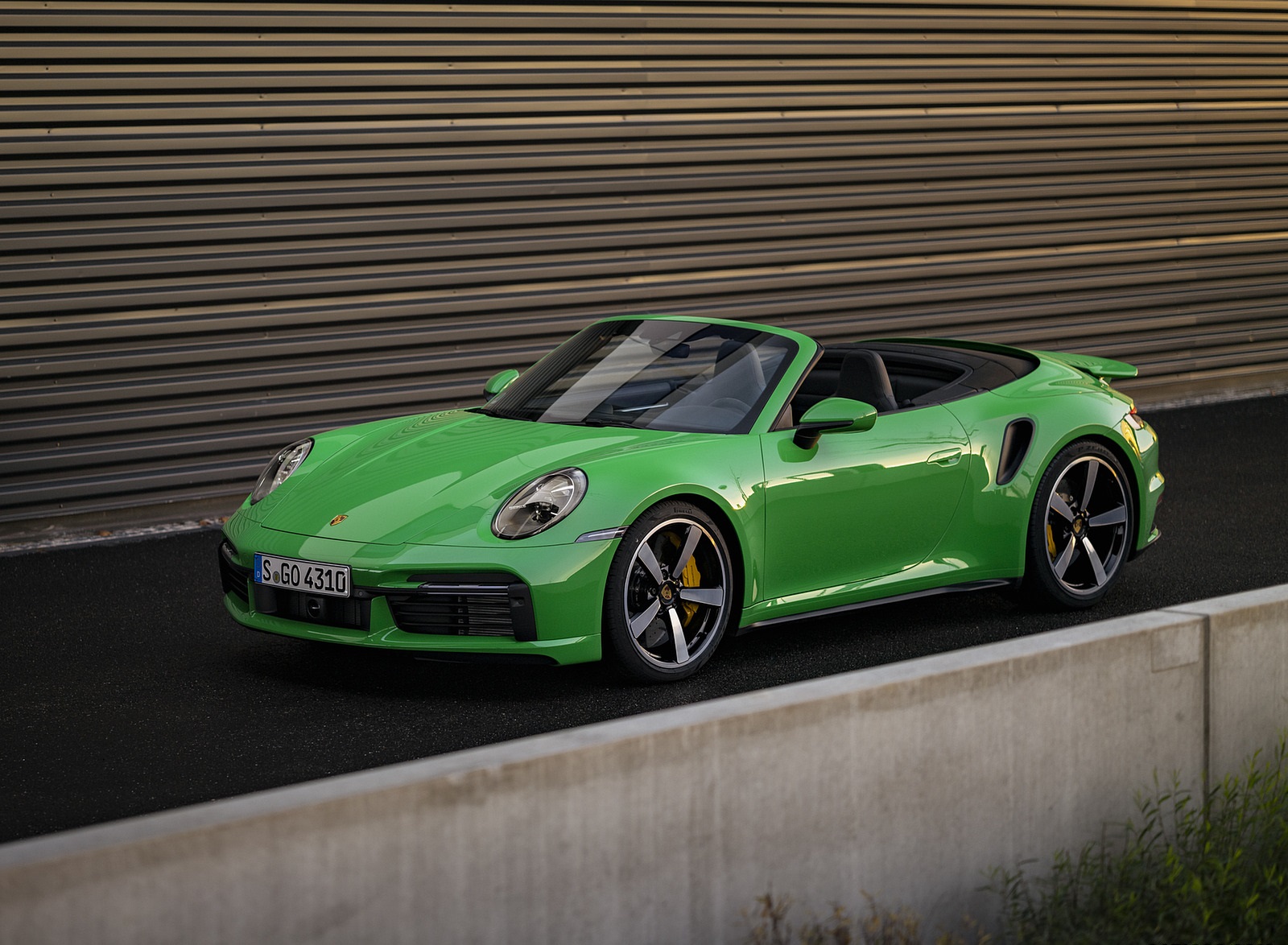 2021 Porsche 911 Turbo Cabrio (Color: Python Green) Front Three-Quarter Wallpapers  #25 of 49