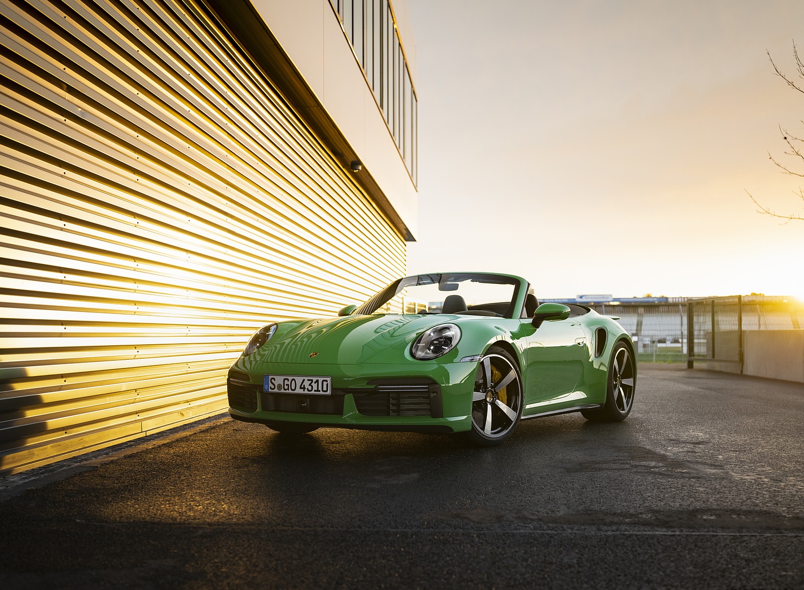2021 Porsche 911 Turbo Cabrio (Color: Python Green) Front Three-Quarter Wallpapers #33 of 49