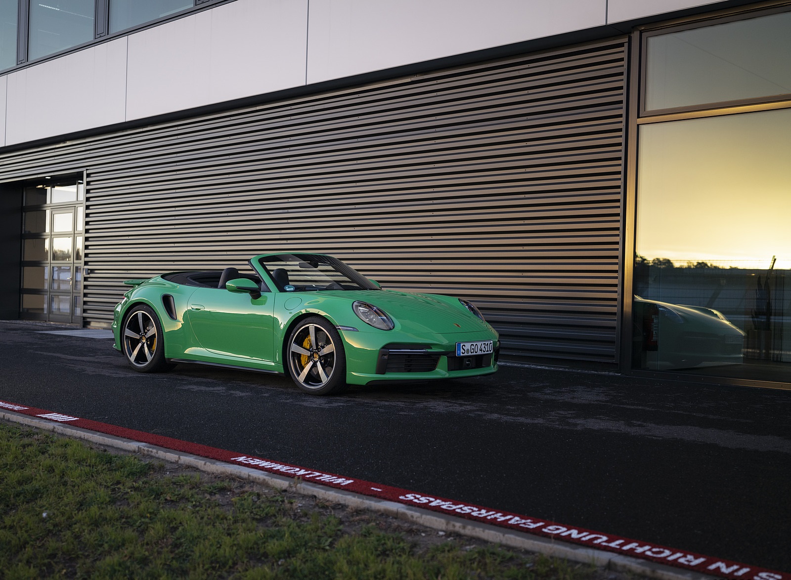 2021 Porsche 911 Turbo Cabrio (Color: Python Green) Front Three-Quarter Wallpapers #27 of 49