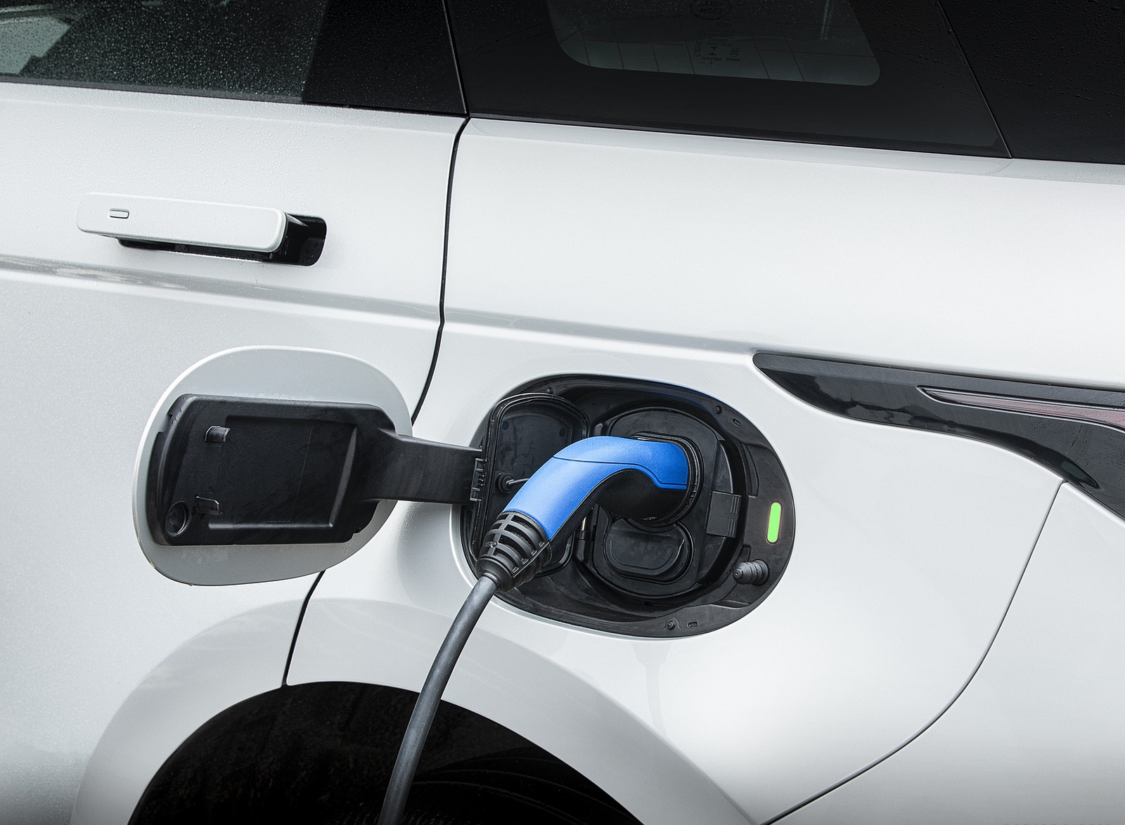 2021 Range Rover Evoque P300e PHEV Charging Wallpapers #45 of 55