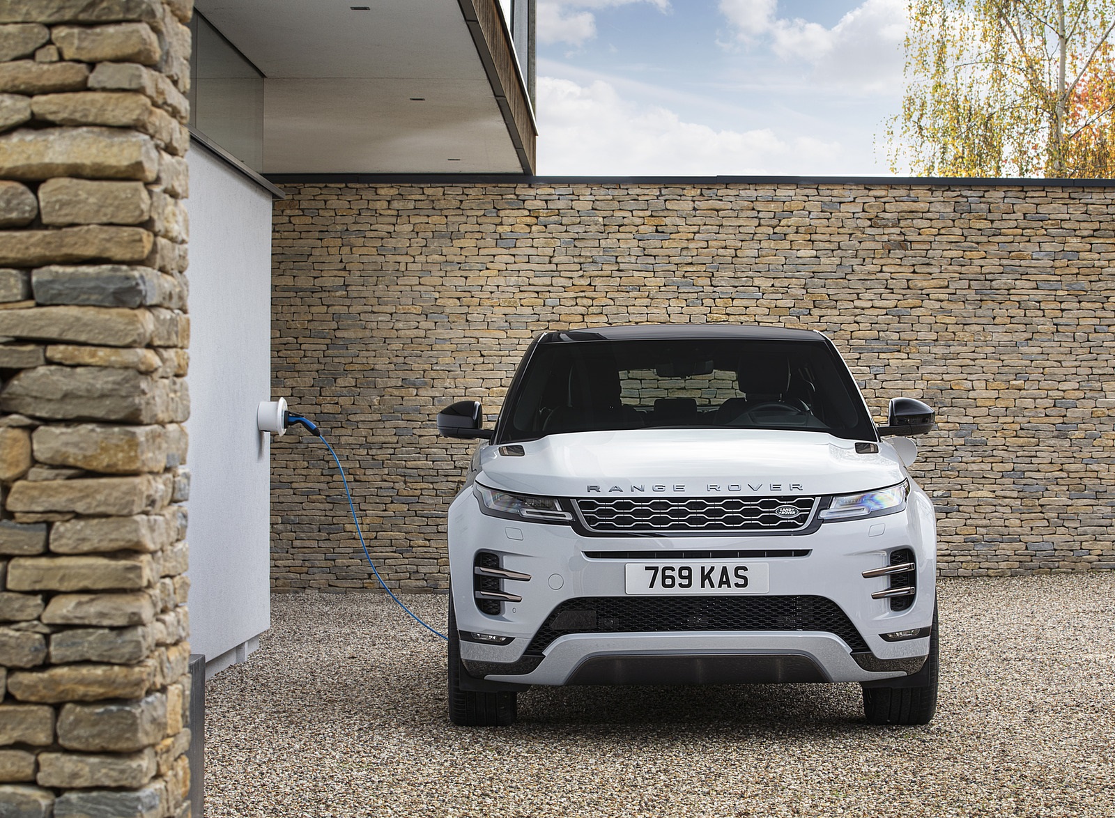 2021 Range Rover Evoque P300e PHEV Charging Wallpapers #24 of 55