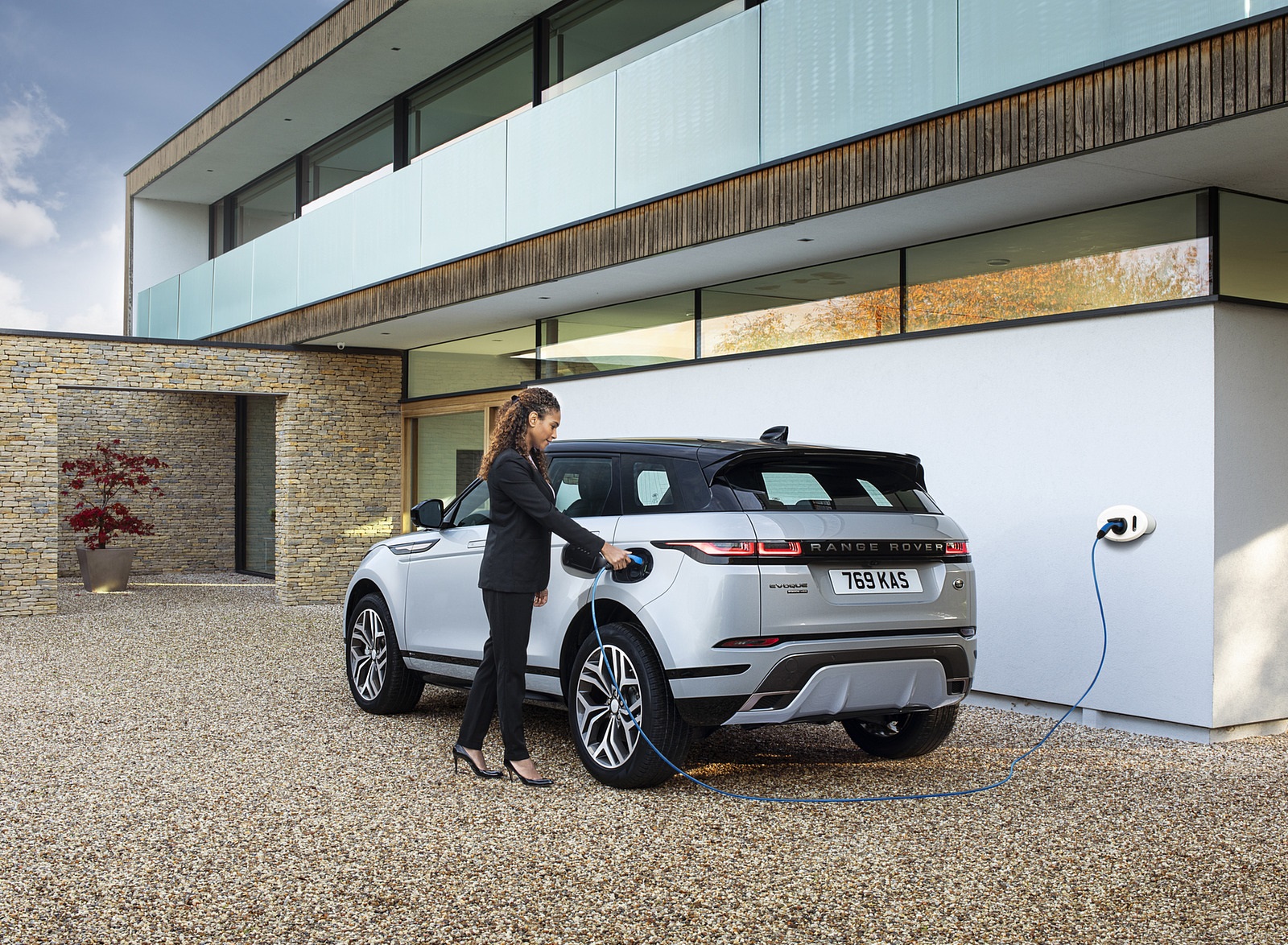 2021 Range Rover Evoque P300e PHEV Charging Wallpapers #30 of 55