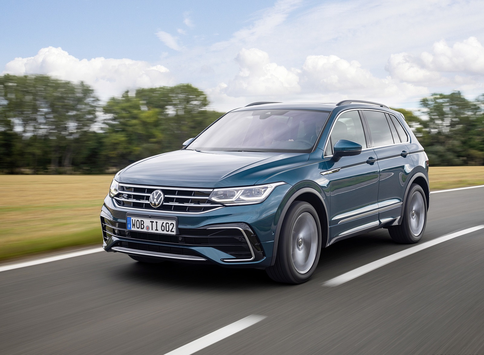 2021 Volkswagen Tiguan R-Line Front Three-Quarter Wallpapers #3 of 49