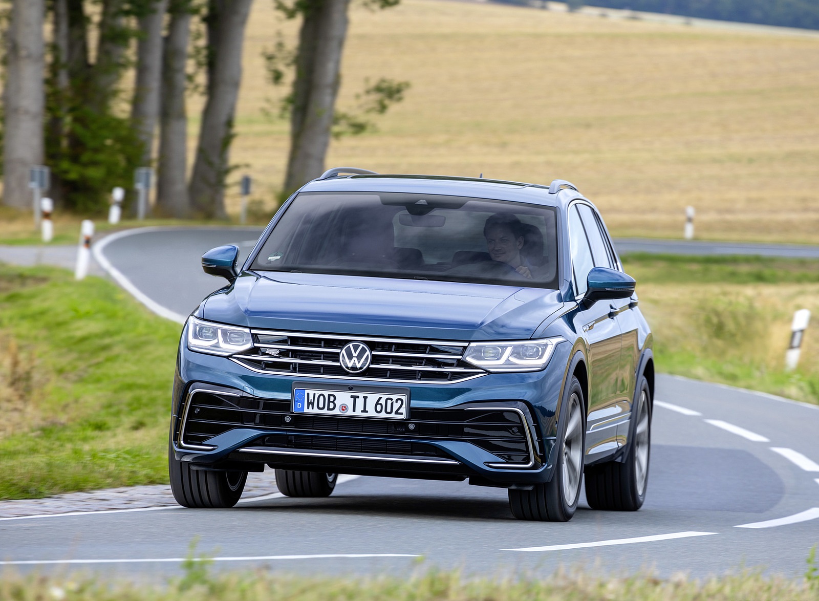 2021 Volkswagen Tiguan R-Line Front Wallpapers (1)