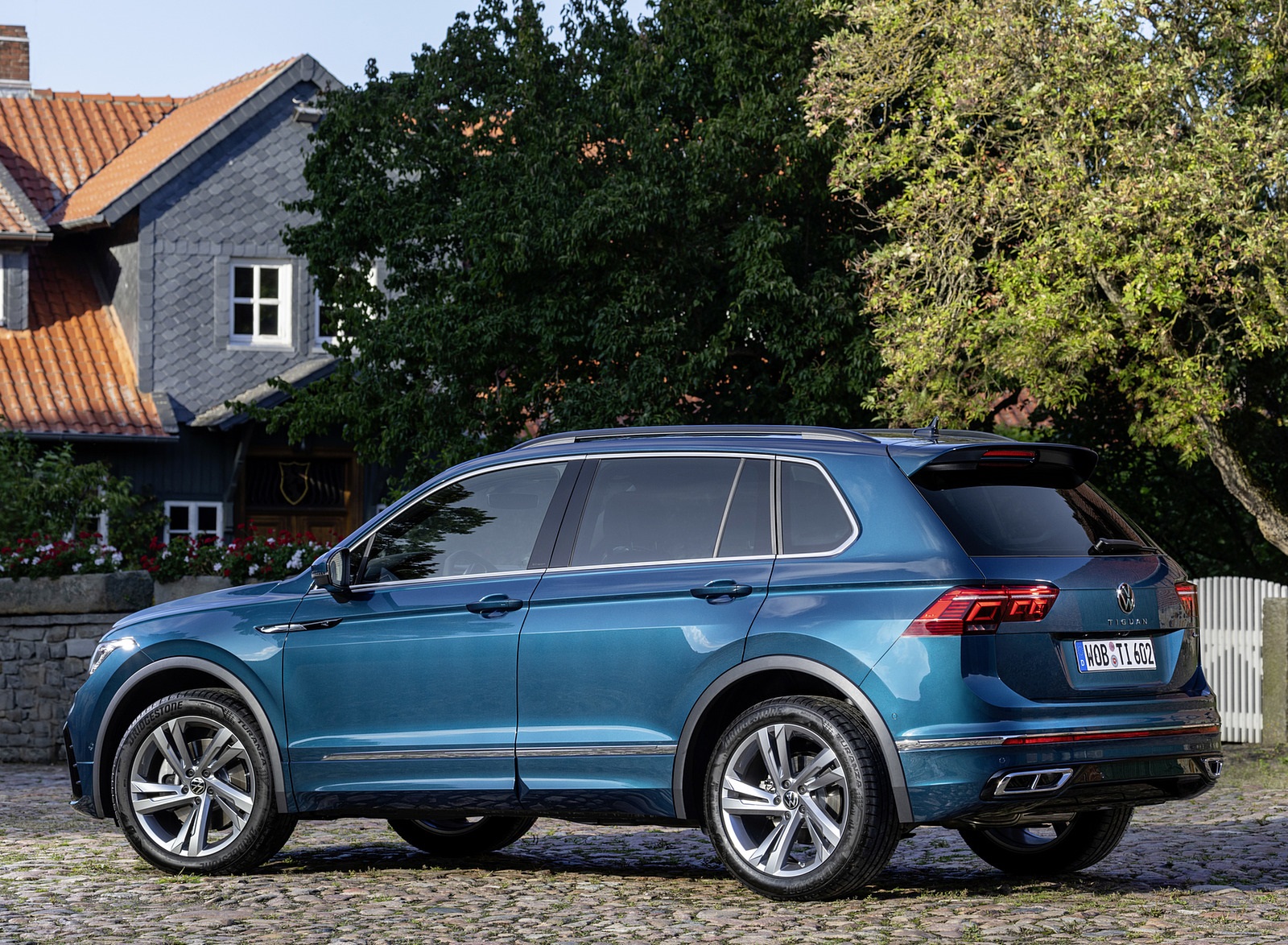 2021 Volkswagen Tiguan R-Line Rear Three-Quarter Wallpapers #10 of 49