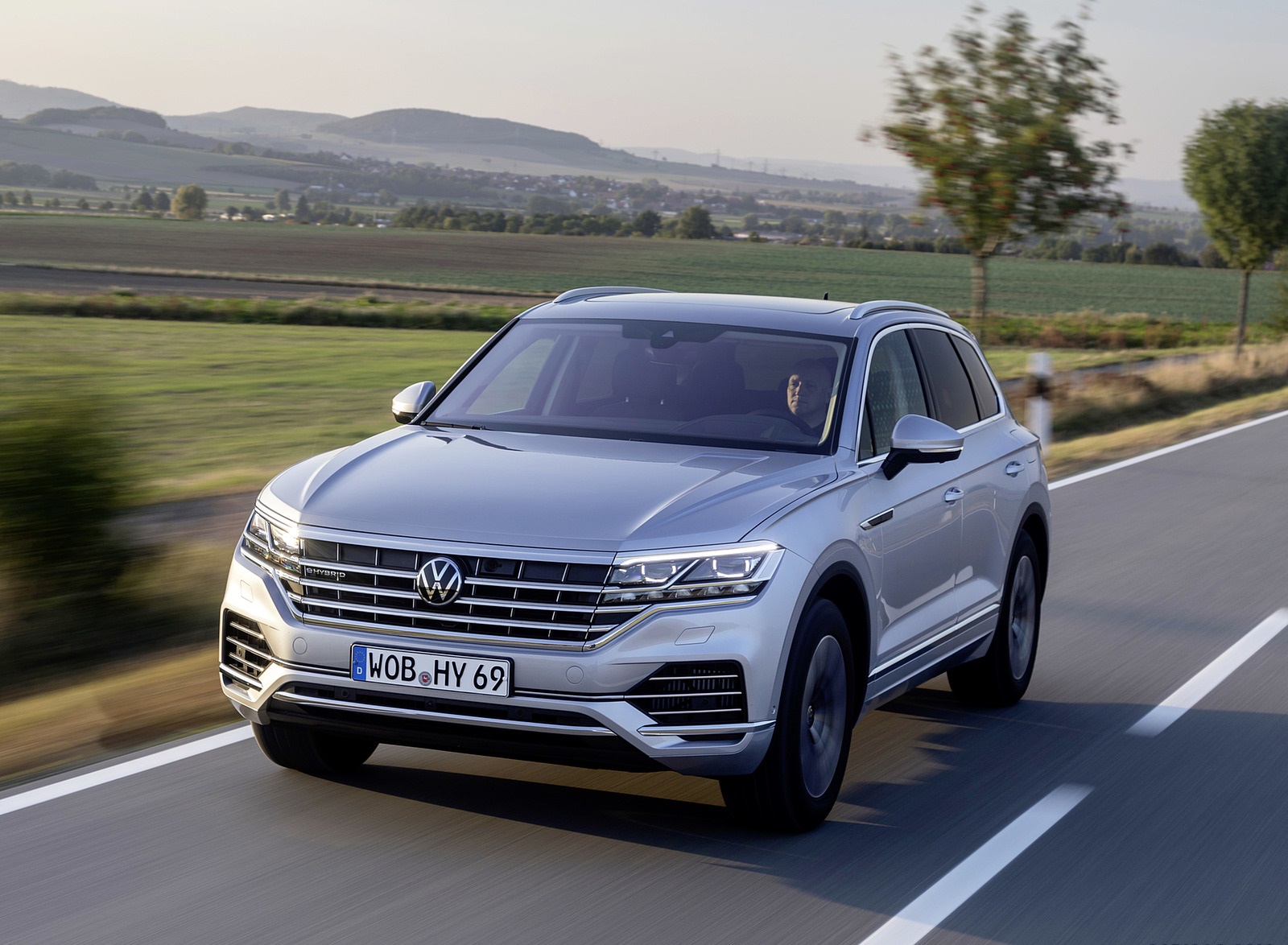 2021 Volkswagen Touareg eHybrid Front Three-Quarter Wallpapers (1). Download Wallpaper