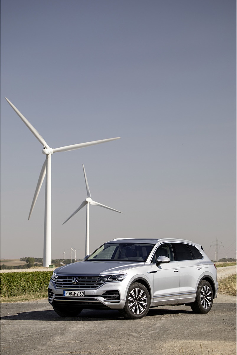 2021 Volkswagen Touareg eHybrid Front Three-Quarter Wallpapers #16 of 31