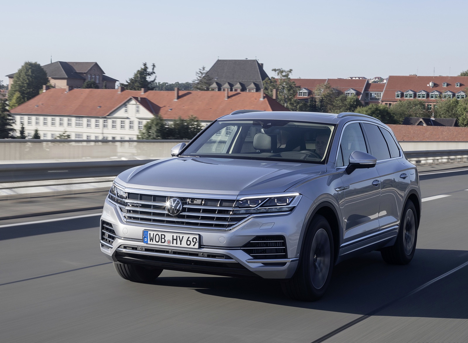 2021 Volkswagen Touareg eHybrid Front Three-Quarter Wallpapers #2 of 31