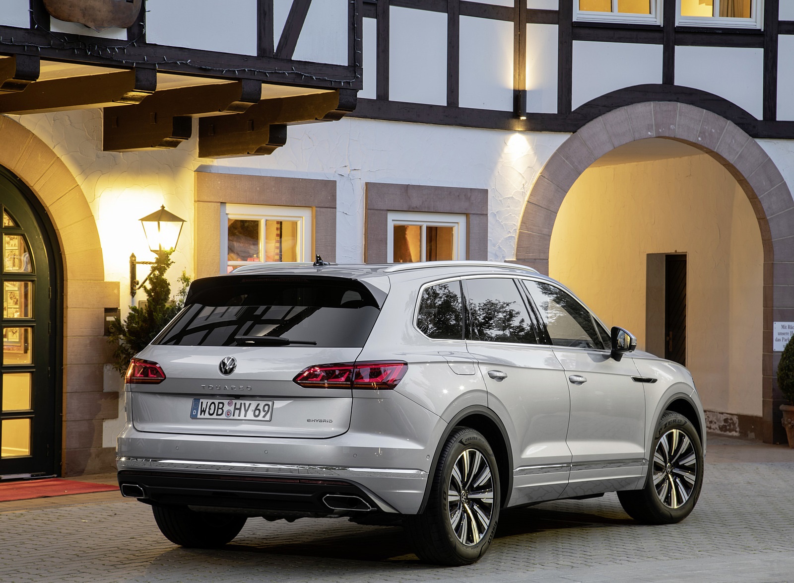 2021 Volkswagen Touareg eHybrid Rear Three-Quarter Wallpapers #24 of 31