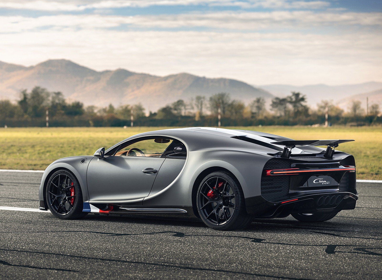 2021 Bugatti Chiron Sport Les Légendes du Ciel Rear Three-Quarter Wallpapers (3)