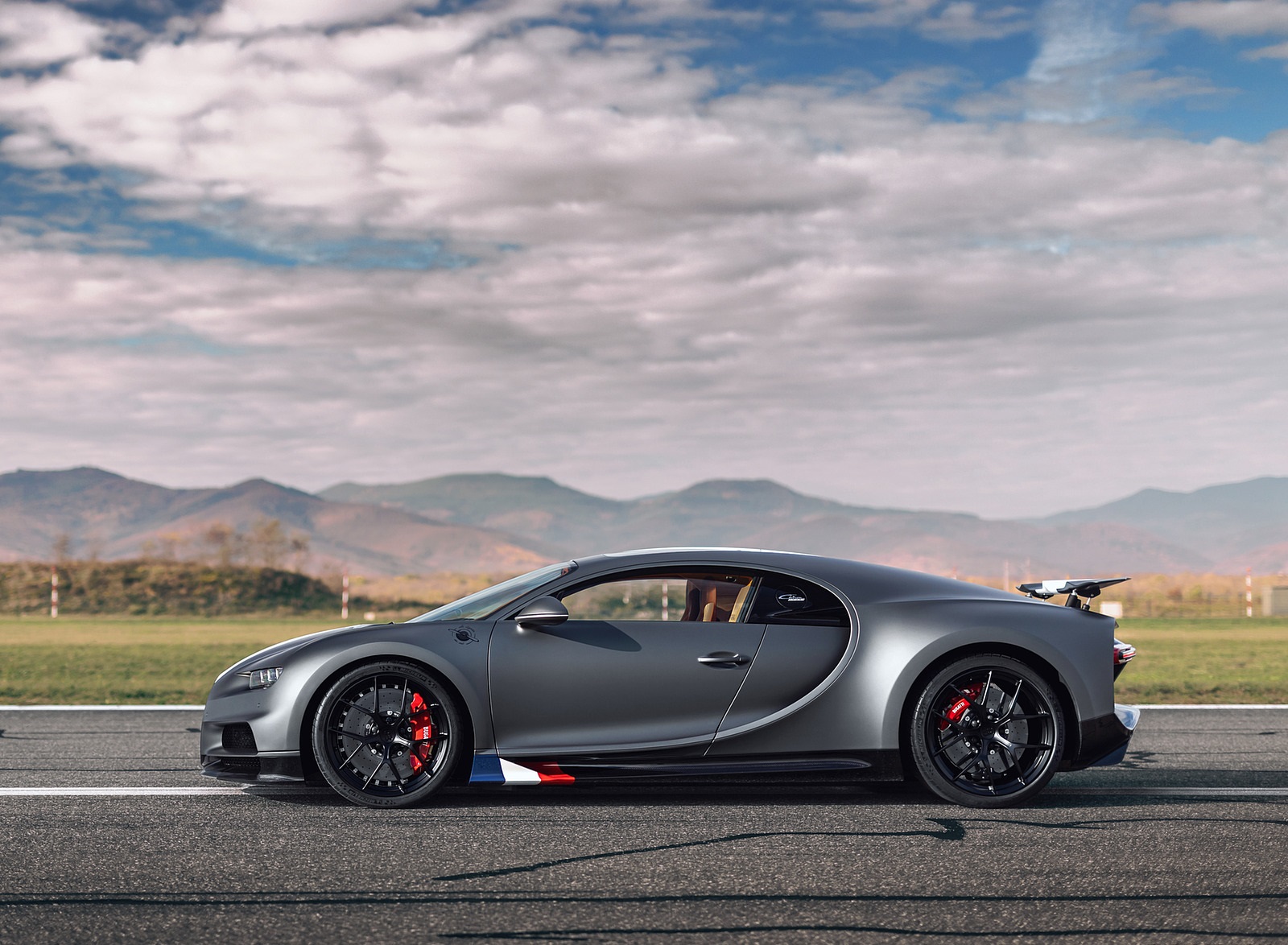 2021 Bugatti Chiron Sport Les Légendes du Ciel Side Wallpapers (2)