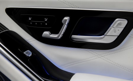 2021 Mercedes-Maybach S-Class (Color: Designo Crystal White / Silver Grey Pearl) Interior Detail Wallpapers 450x275 (102)