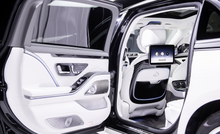 2021 Mercedes-Maybach S-Class (Color: Designo Crystal White / Silver Grey Pearl) Interior Detail Wallpapers 450x275 (106)