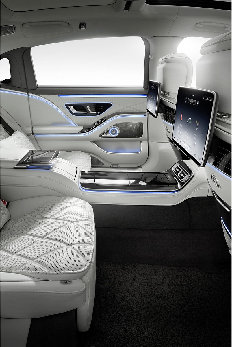 2021 Mercedes-Maybach S-Class (Color: Designo Crystal White / Silver Grey Pearl) Interior Rear Seats Wallpapers  #114 of 149