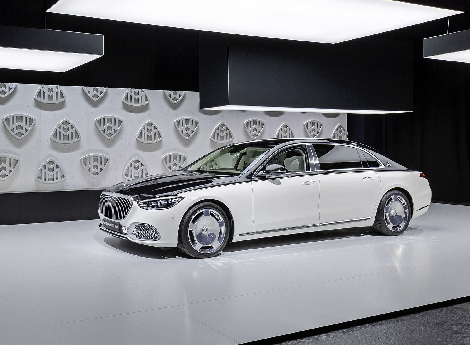 2021 Mercedes-Maybach S-Class (Color: Designo Diamond White Bright / Obsidian Black) Front Three-Quarter Wallpapers #73 of 149