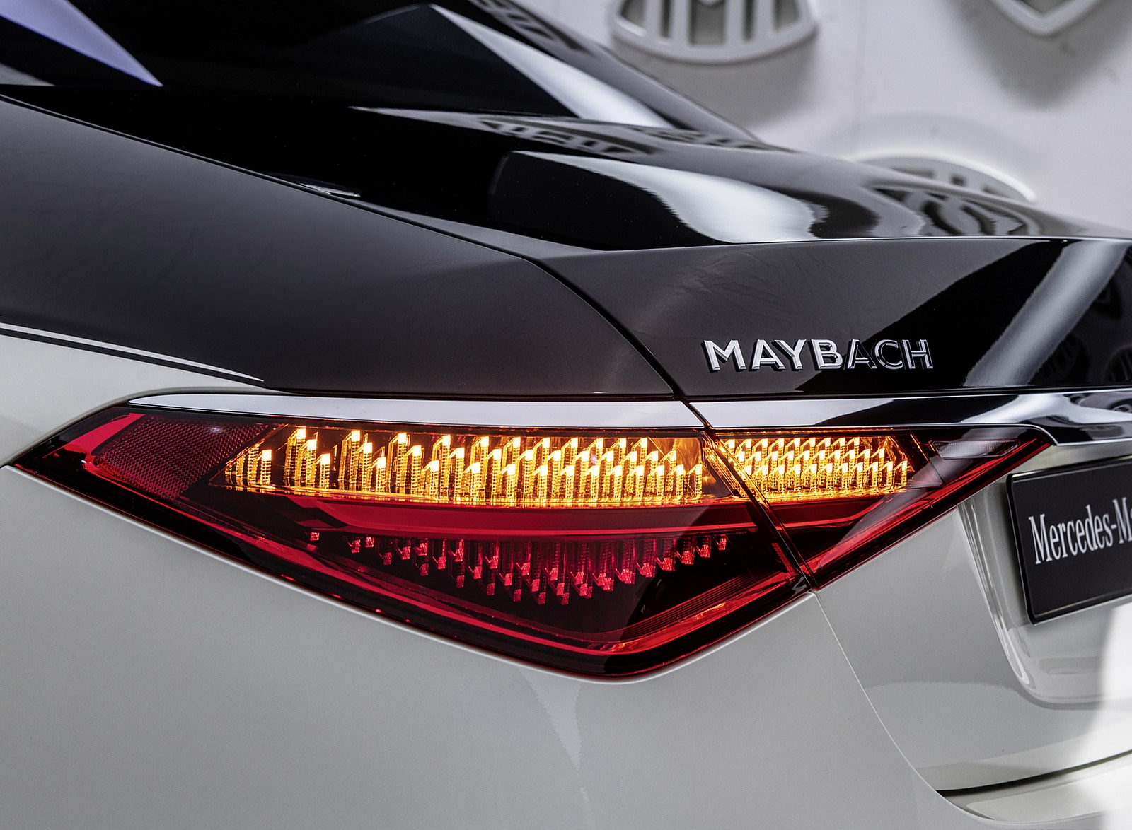2021 Mercedes-Maybach S-Class (Color: Designo Diamond White Bright / Obsidian Black) Tail Light Wallpapers #81 of 149