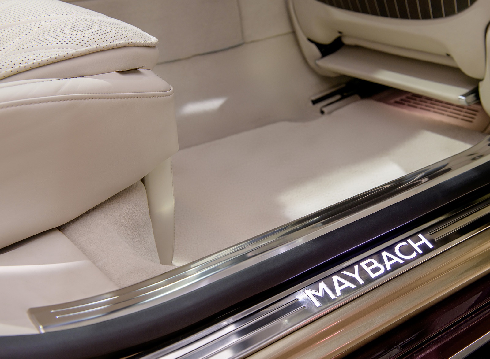 2021 Mercedes-Maybach S-Class (Color: Designo Rubellite Red / Kalahari Gold) Door Sill Wallpapers #41 of 149