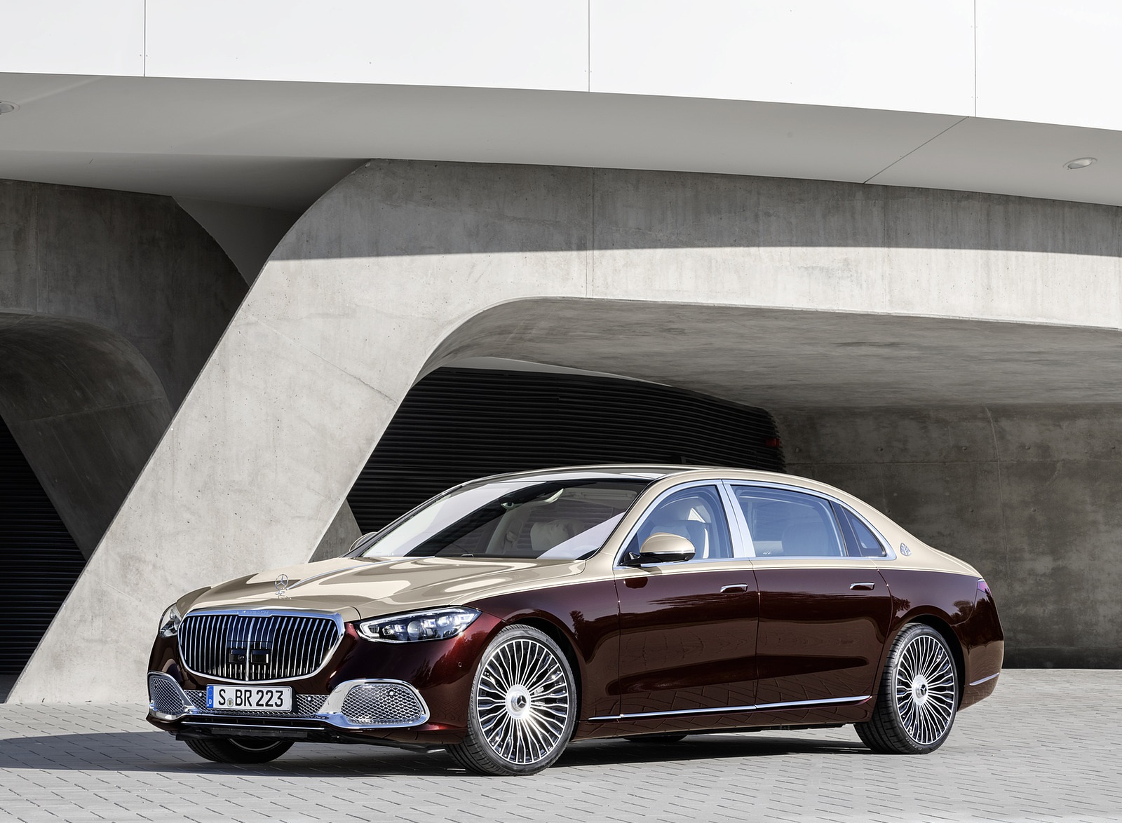 2021 Mercedes-Maybach S-Class (Color: Designo Rubellite Red / Kalahari Gold) Front Three-Quarter Wallpapers #14 of 149