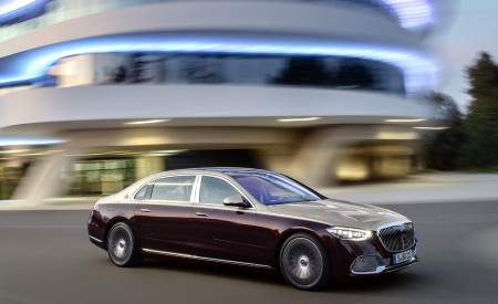 2021 Mercedes-Maybach S-Class (Color: Designo Rubellite Red / Kalahari Gold) Front Three-Quarter Wallpapers 450x275 (9)