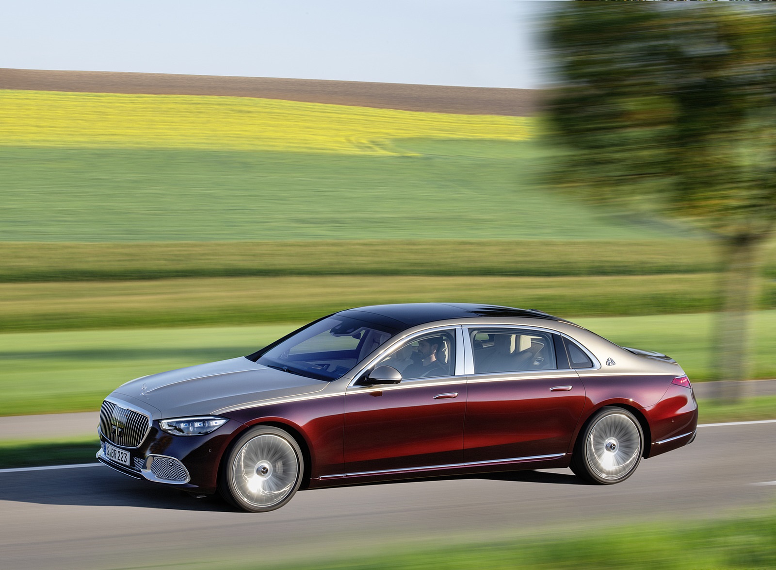 2021 Mercedes-Maybach S-Class (Color: Designo Rubellite Red / Kalahari Gold) Front Three-Quarter Wallpapers (5)