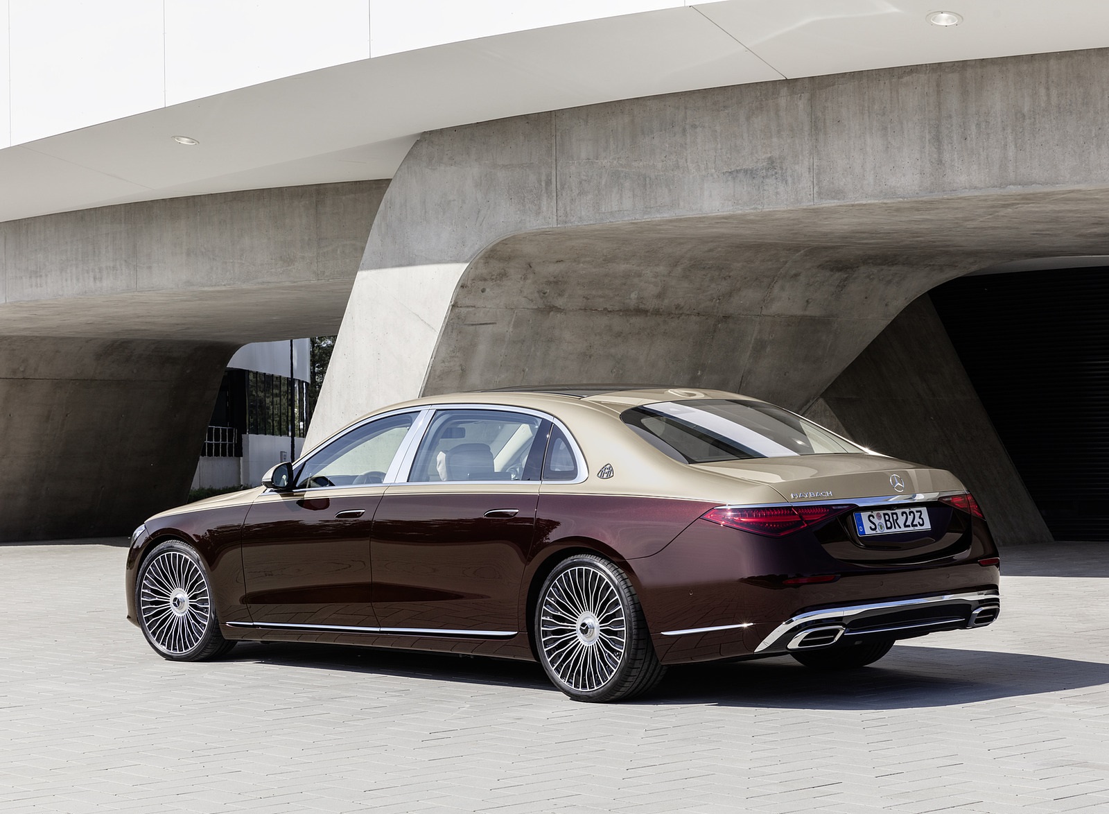 2021 Mercedes-Maybach S-Class (Color: Designo Rubellite Red / Kalahari Gold) Rear Three-Quarter Wallpapers #16 of 149
