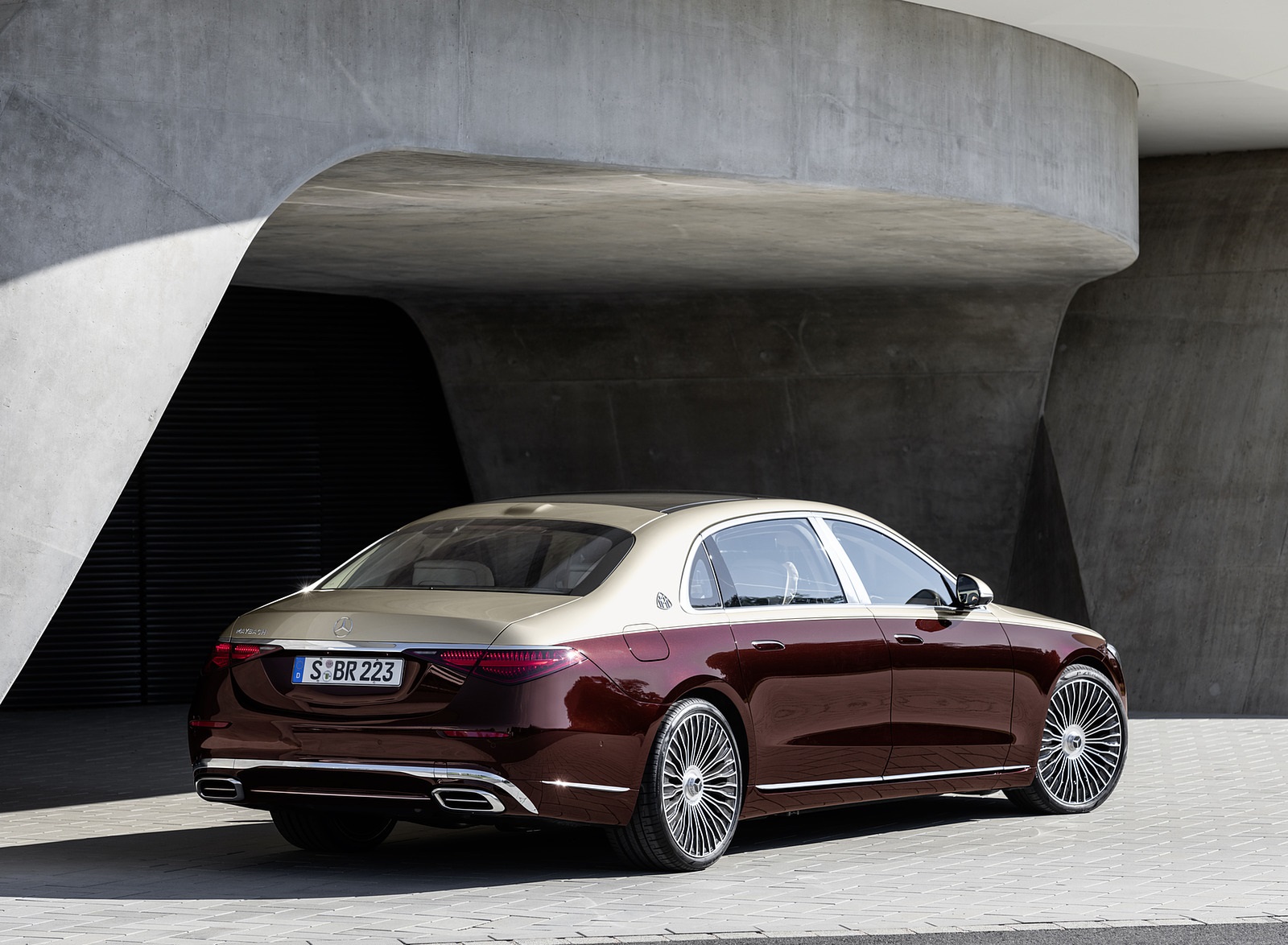 2021 Mercedes-Maybach S-Class (Color: Designo Rubellite Red / Kalahari Gold) Rear Three-Quarter Wallpapers #17 of 149