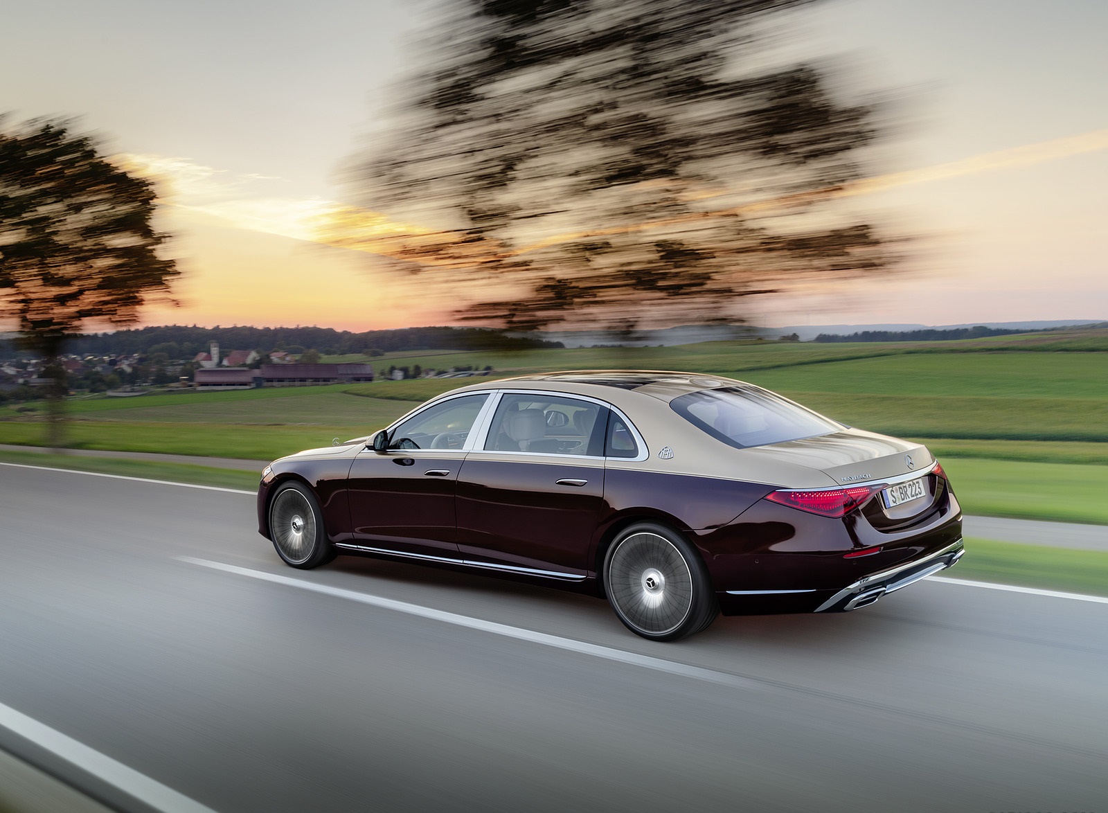 2021 Mercedes-Maybach S-Class (Color: Designo Rubellite Red / Kalahari Gold) Rear Three-Quarter Wallpapers #4 of 149