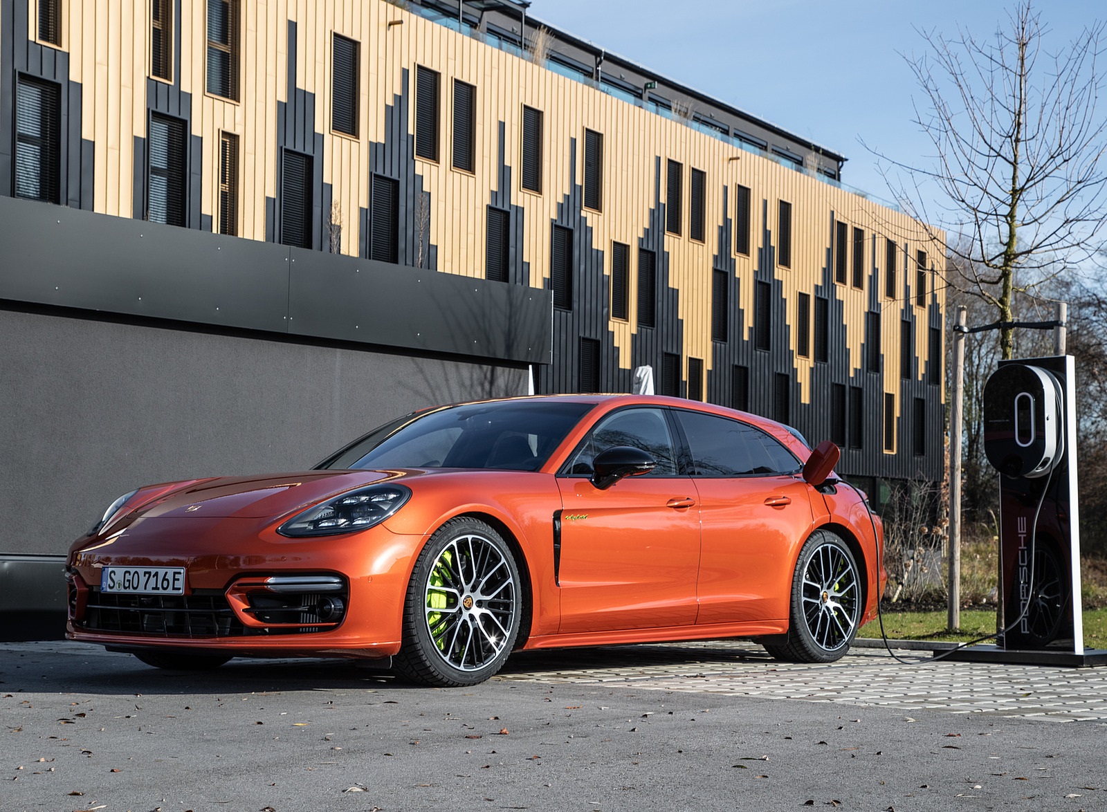 2021 Porsche Panamera 4 E-Hybrid Sport Turismo (Color: Papaya Metallic) Charging Wallpapers #27 of 49