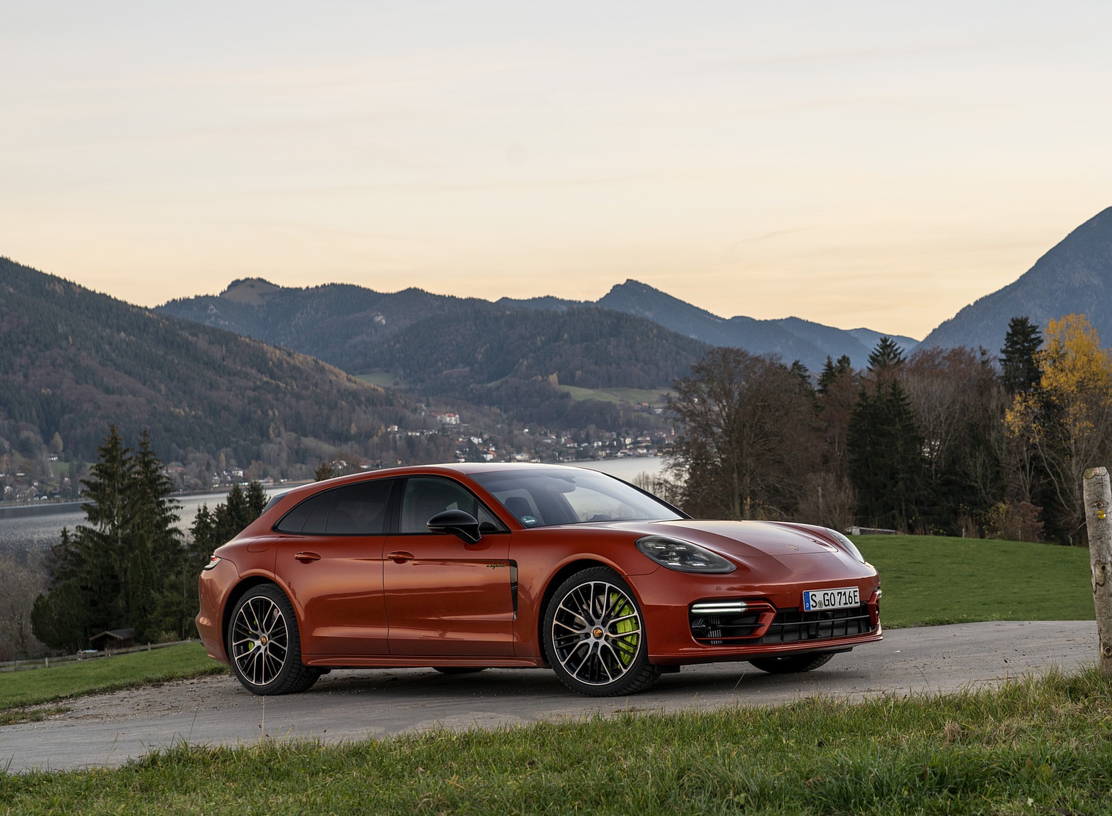 2021 Porsche Panamera 4 E-Hybrid Sport Turismo (Color: Papaya Metallic) Front Three-Quarter Wallpapers #19 of 49