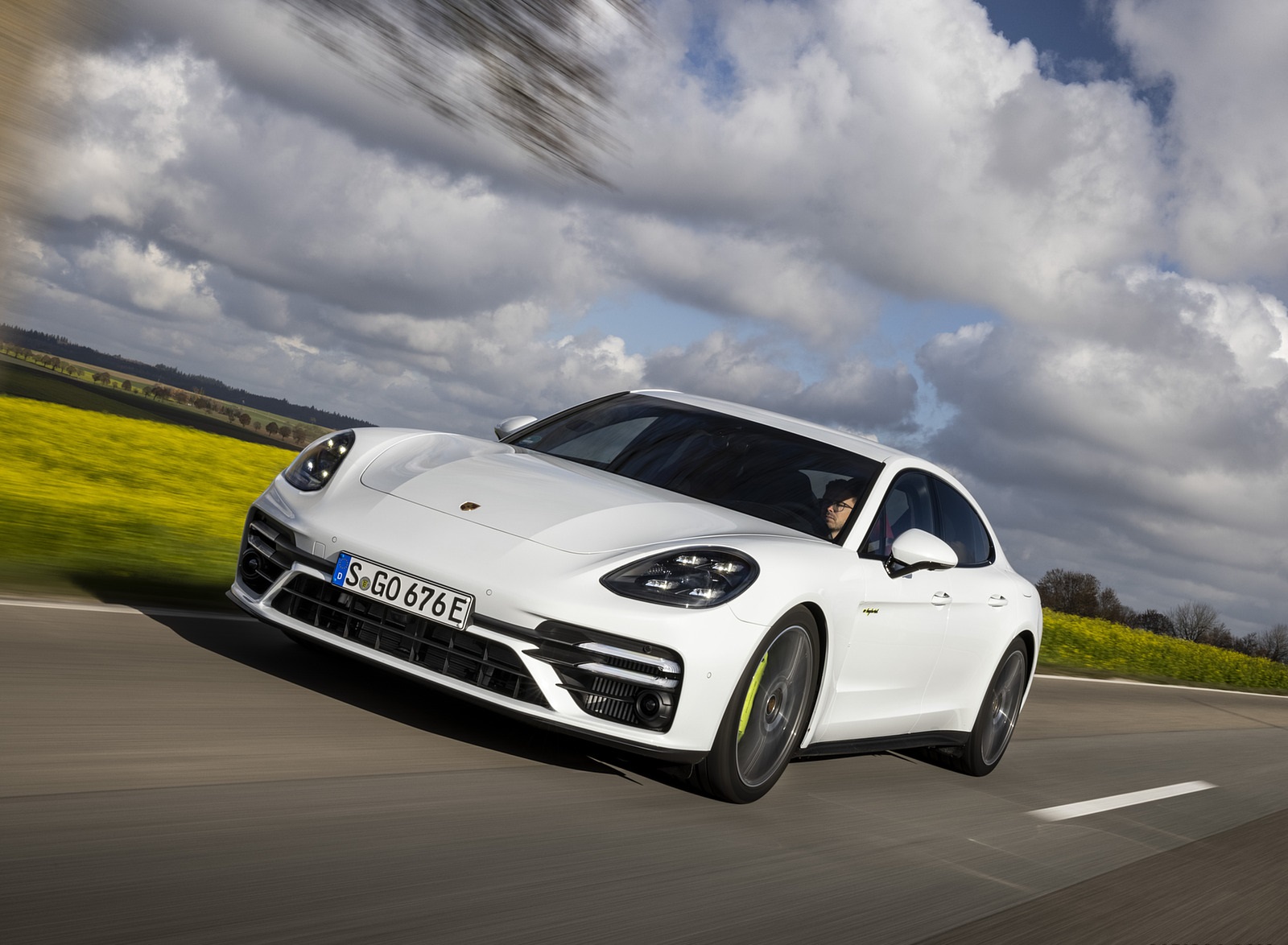 2021 Porsche Panamera Turbo S E-Hybrid (Color: Carrara White Metallic) Front Three-Quarter Wallpapers #1 of 60